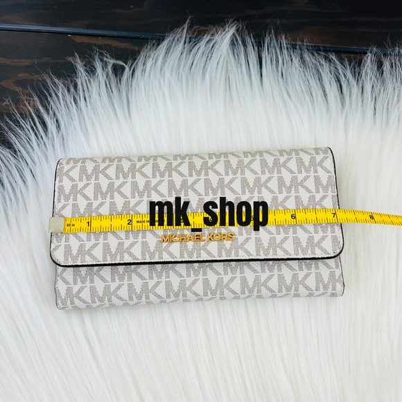 Michael Kors Jet Set Travel Large Trifold Wallet - Picture 14 of 16